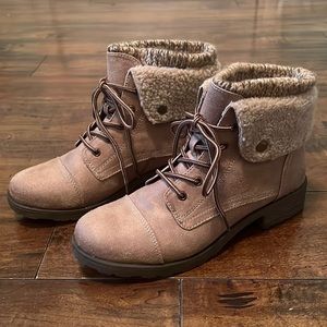 White Mountain Women’s Tan Lace Up Boots. Size 9.5